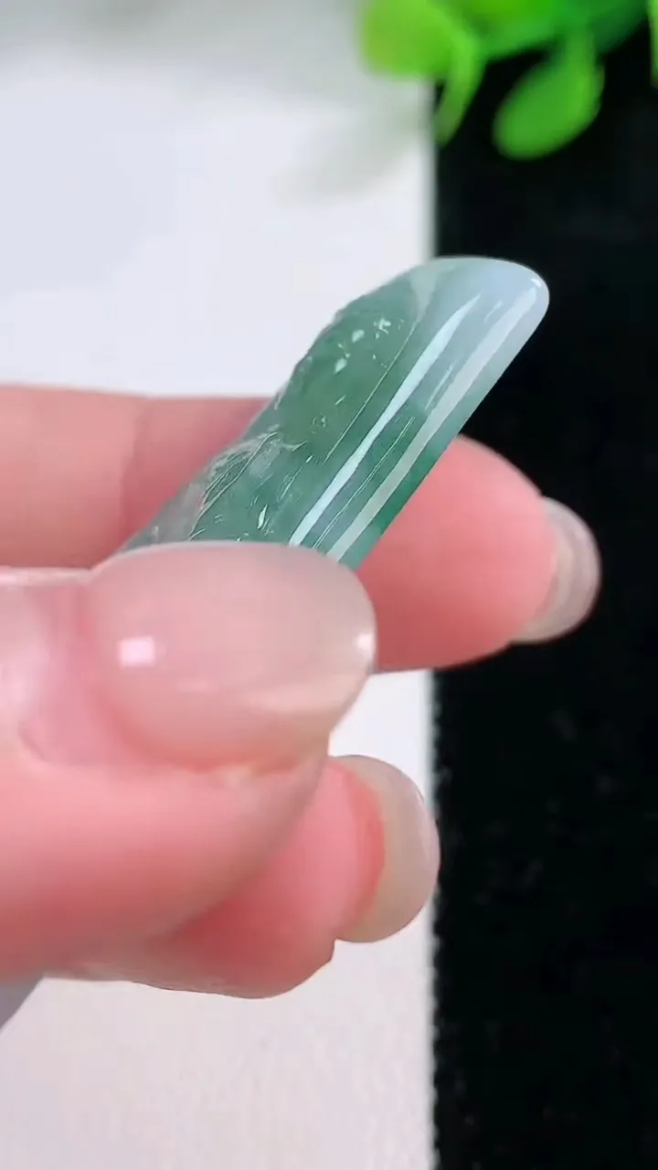 天然A货翡翠阿弥陀佛吊坠，尺寸42.5-22.4-5，重量:12.87g
11月29日