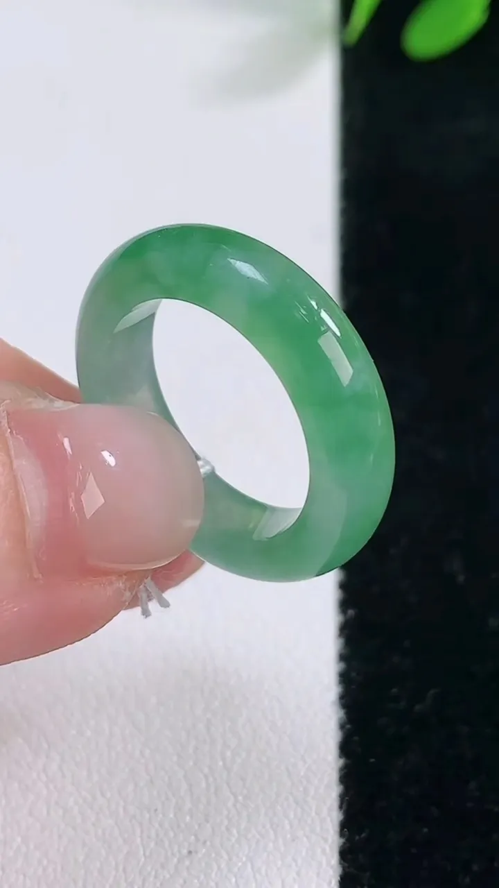 天然A货翡翠指环戒指，尺寸17-5.2-3.7，重量:4.11g2025年11月29日
工厂直销收藏佳品,种好水足，色泽均匀，有种有色，上手高大气！