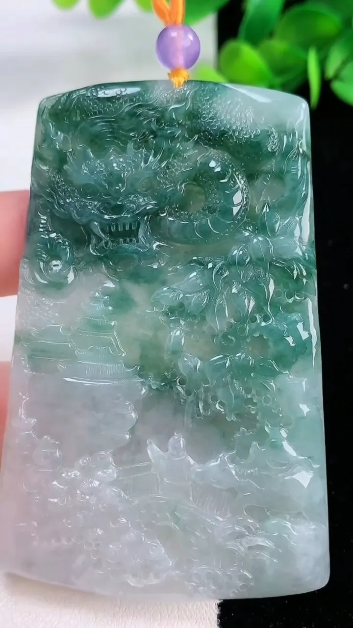 天然A货翡翠冰种飘花府上有龙 龙牌吊坠，尺寸73.3-46.4-4.7，重量:38.78g
11月2