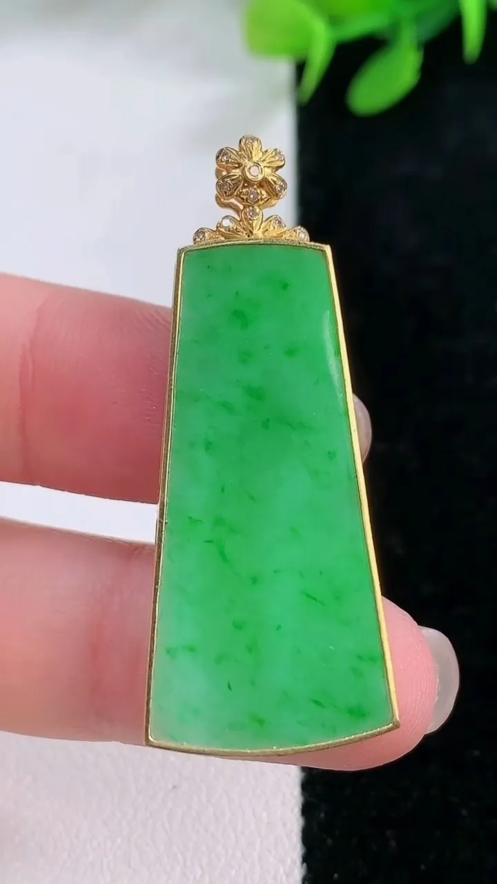 天然A货翡翠无事牌吊坠，尺寸35.2-16.6-3.2，重量:5.32g
11月29日