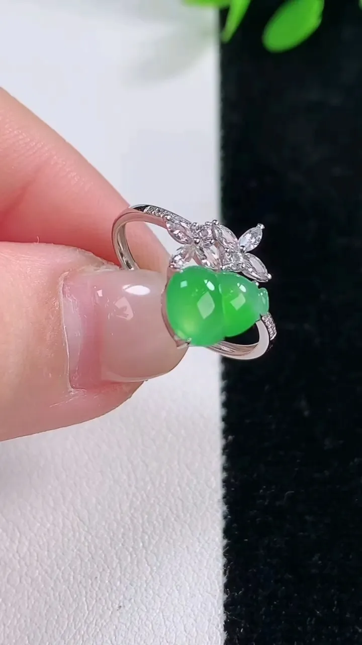 天然A货翡翠葫芦戒指，尺寸17.6-8.8-6.6-3.3，重量:1.76g2025年11月29日
