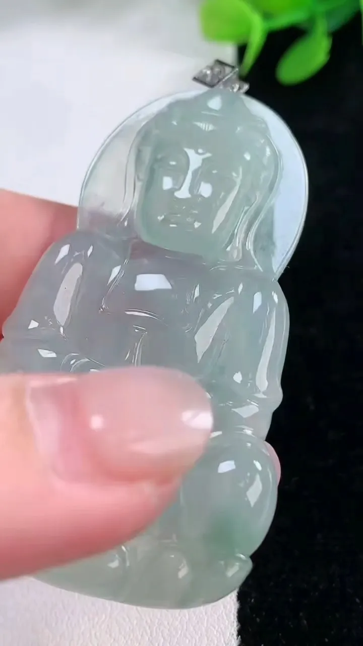 天然A货翡翠观音菩萨吊坠，尺寸55.3-34.3-4.4，重量:15.96g
11月29日