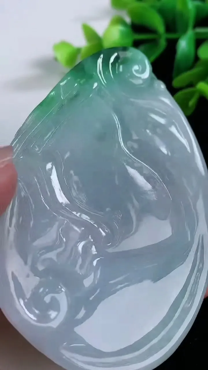 天然A货翡翠不动明王吊坠，尺寸 84-55-12.8，重:83.72g
11月29日