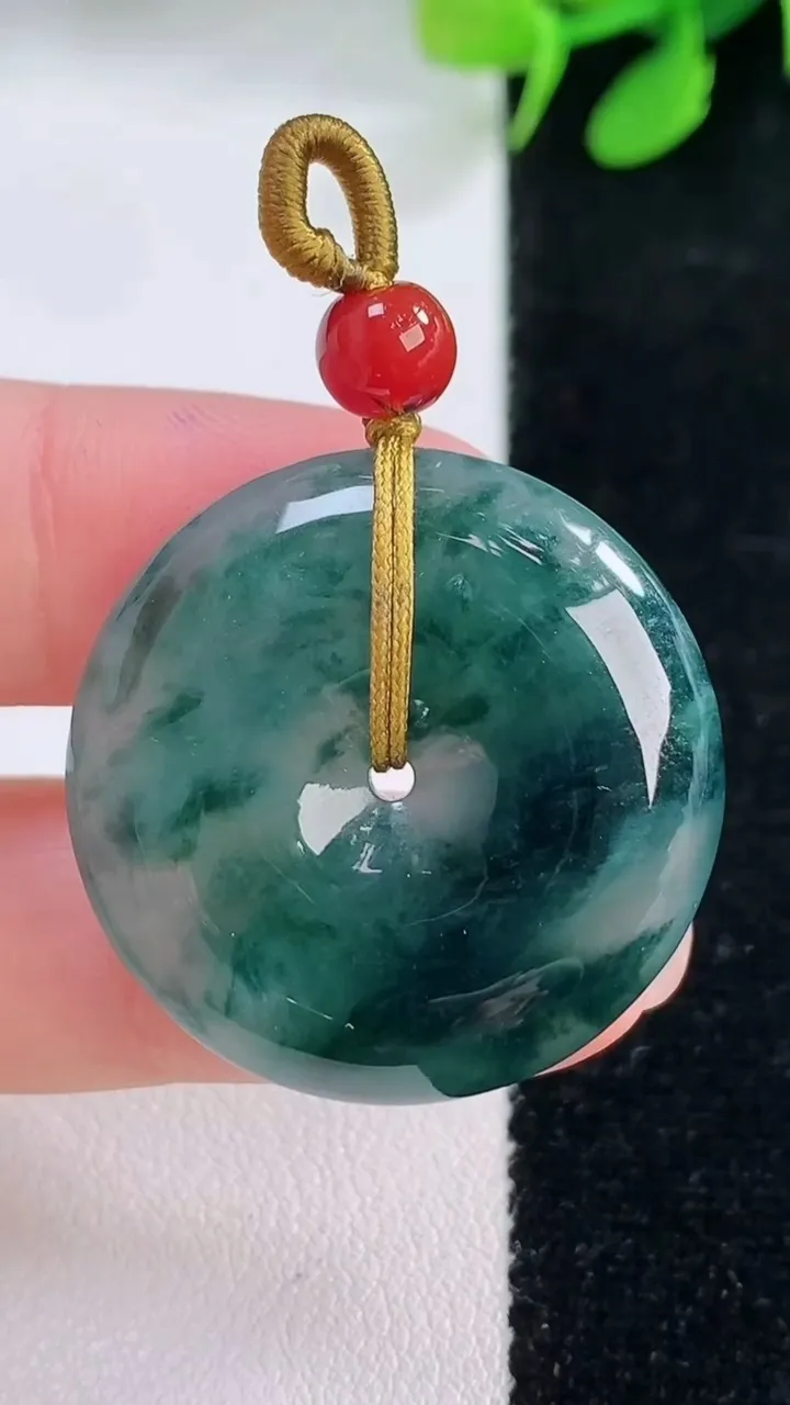 天然A货翡翠冰种飘花平安扣吊坠，尺寸29.3-6.5，重量:12.36g
11月29日