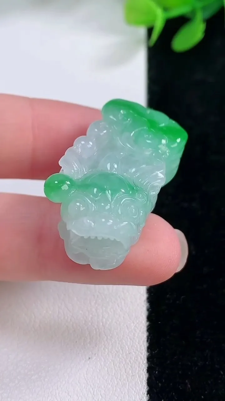 天然A货翡翠貔貅吊坠，尺寸36.4-13.6-12.2，重量:15.76g
11月29日