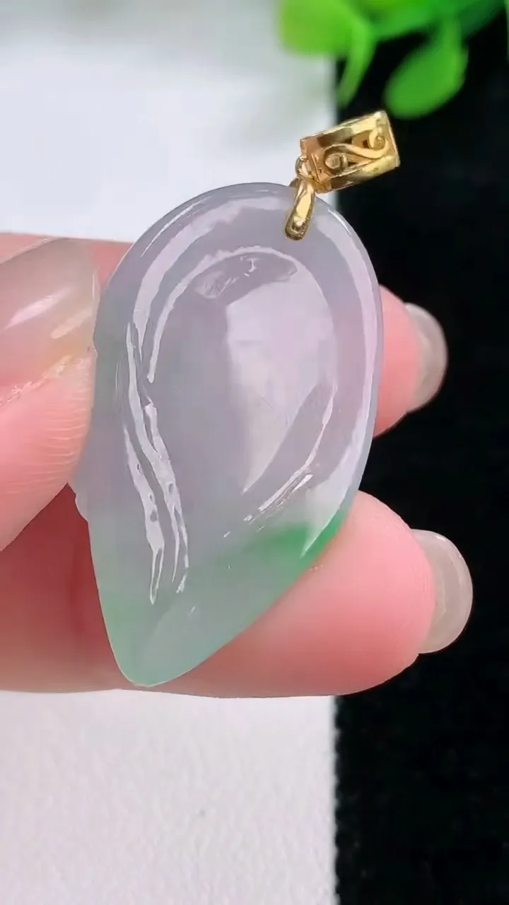 天然A货翡翠观音头吊坠，尺寸32.4-19.2-6.9，重量:7.21g
11月29日