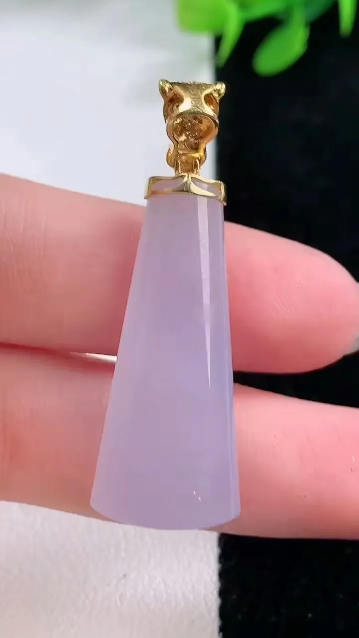 天然A货翡翠18K金紫罗兰无事牌吊坠，尺寸33.4-13.3-5.8，重量:6.39g
11月29日