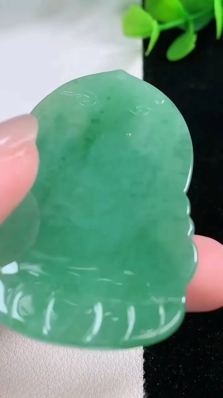 天然A货翡翠阿弥陀佛吊坠，尺寸60.4-38-5.7，重量:26.19g
11月29日
