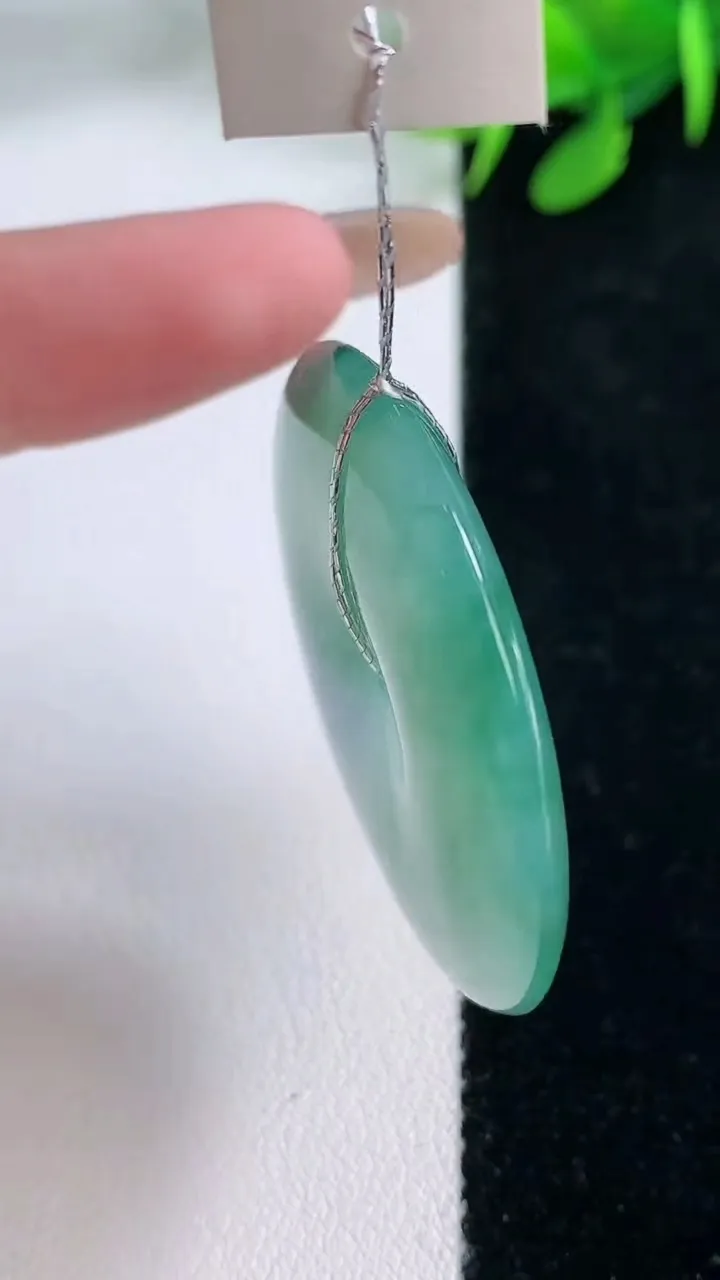 天然A货翡翠平安扣吊坠，尺寸38.5-6，重量:19.42g
11月29日