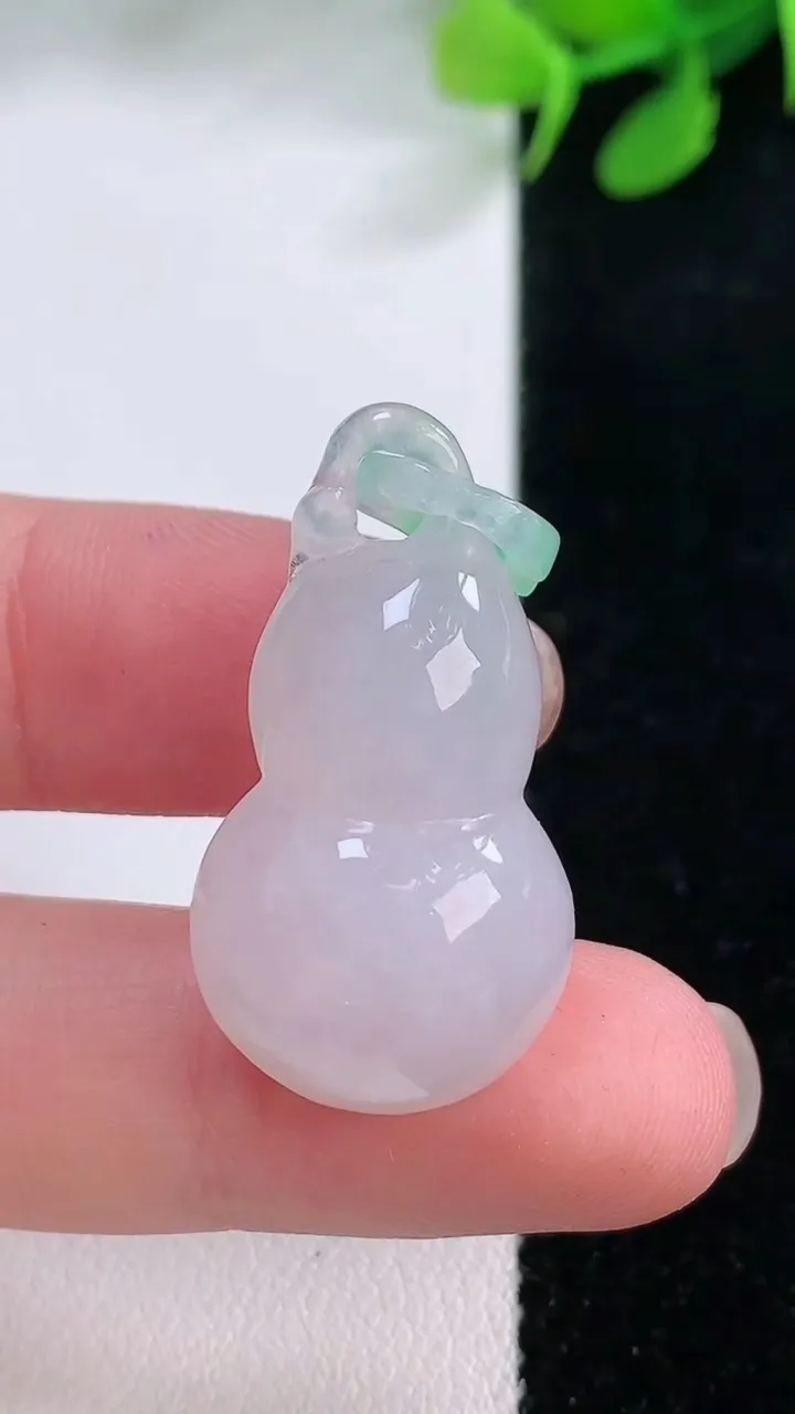 天然A货翡翠葫芦吊坠，尺寸35.7-16.6-10，重量:8.02g
11月29日