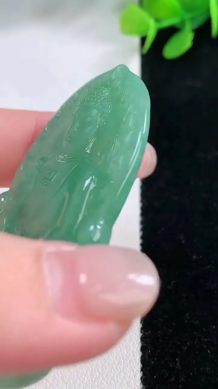 天然A货翡翠阿弥陀佛吊坠，尺寸60.4-38-5.7，重量:26.19g
11月29日