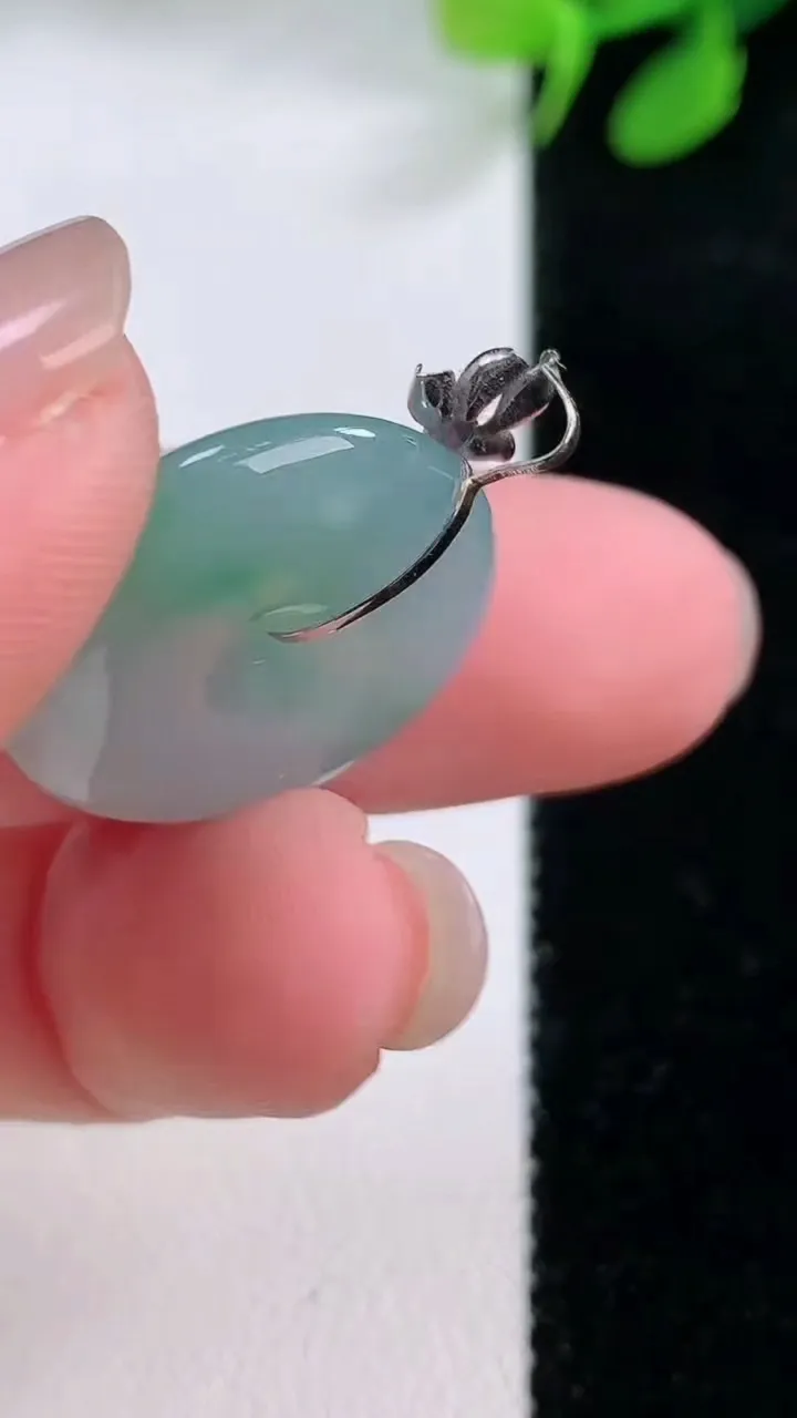 天然A货翡翠平安扣吊坠，尺寸20.7-4.8，重量:4.70g
11月29日