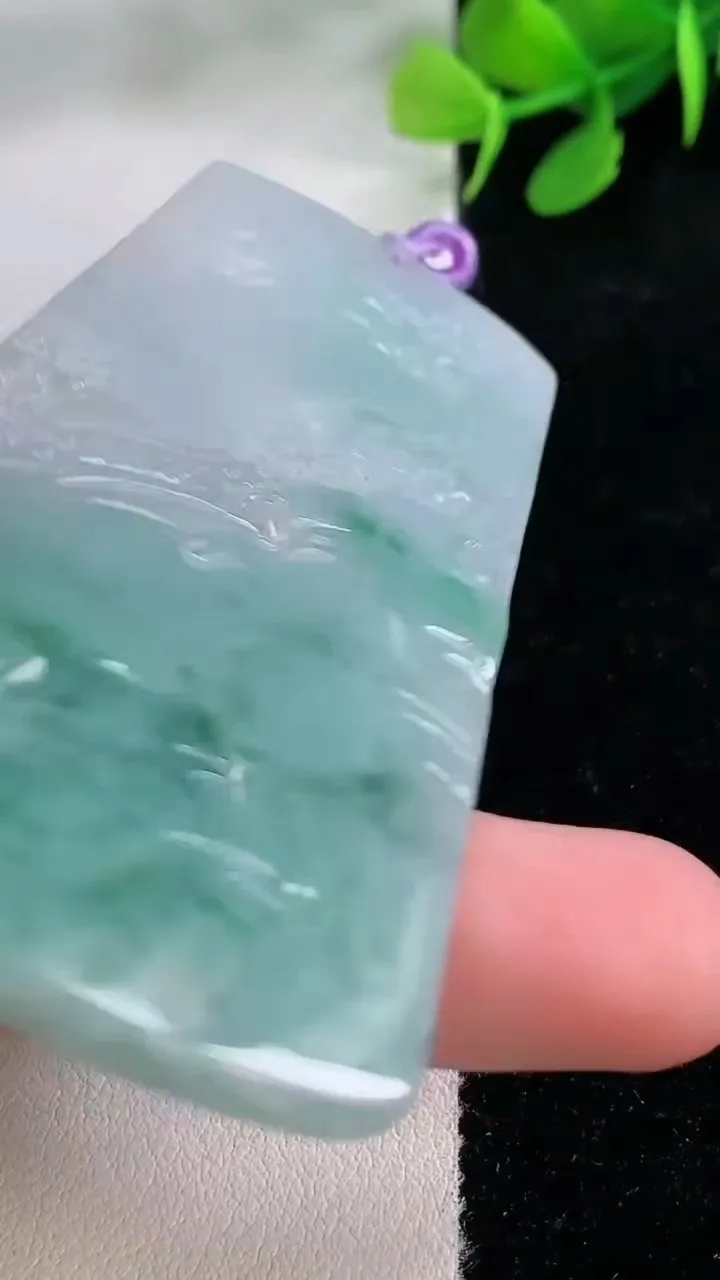 天然A货翡翠山水牌吊坠，尺寸73.6-41.8-5.9，重量:38.15g
11月29日