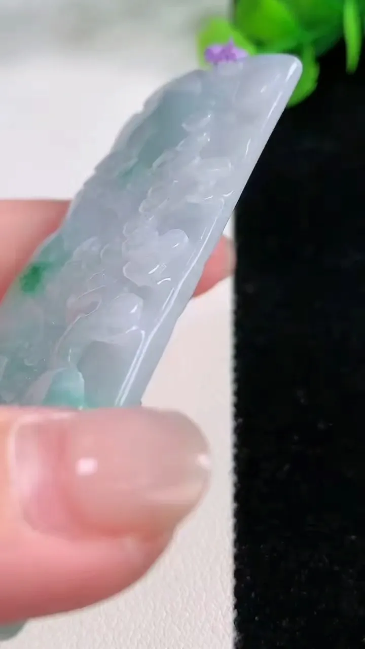 天然A货翡翠山水牌吊坠，尺寸73.6-41.8-5.9，重量:38.15g
11月29日