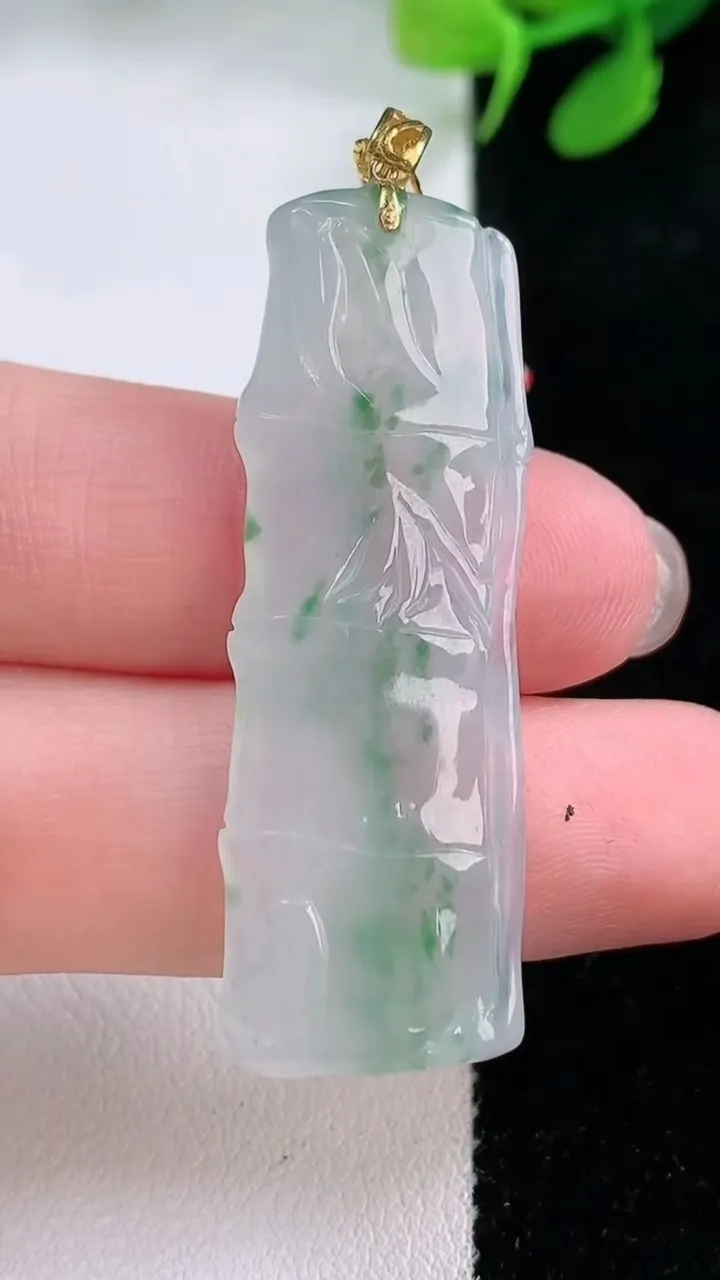 天然A货翡翠节节高升 ，竹节吊坠，尺寸43.5-15-3.9，重量:6.43g
11月29日