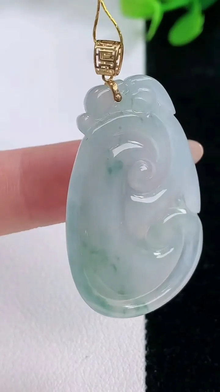 天然A货翡翠种飘花如意吊坠，尺寸38.4-23.4-5.9，重量:9.62g
11月29日