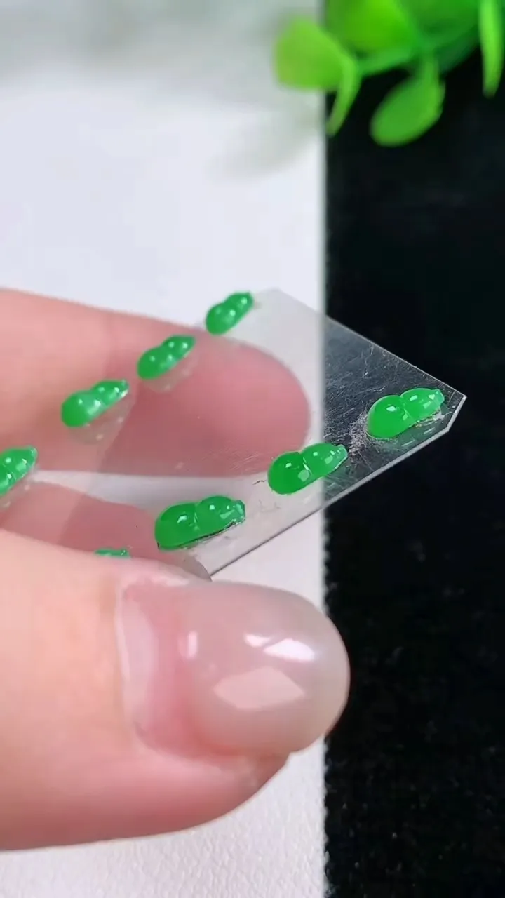 天然A货翡翠葫芦镶嵌件一手，尺寸6.5-3.8-2.4，重量:1.30g
11月29日