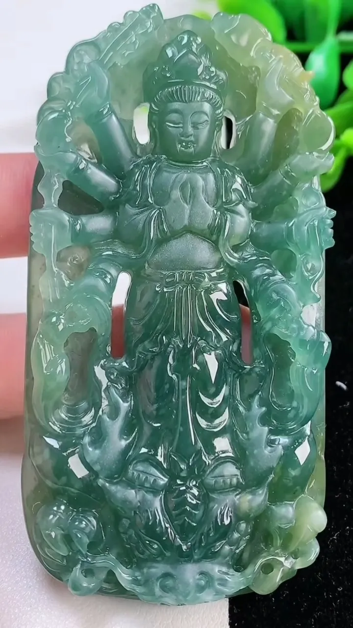 天然A货翡翠蓝水双彩御龙千手观音吊坠，尺寸 83-43-8，重:62.26g
11月29日