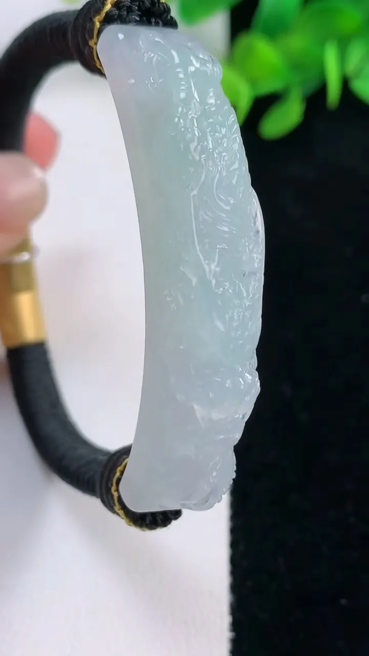 天然A货翡翠祥龙手绳，尺寸52.8-10.6-10.3，重量:25.13g
11月29日