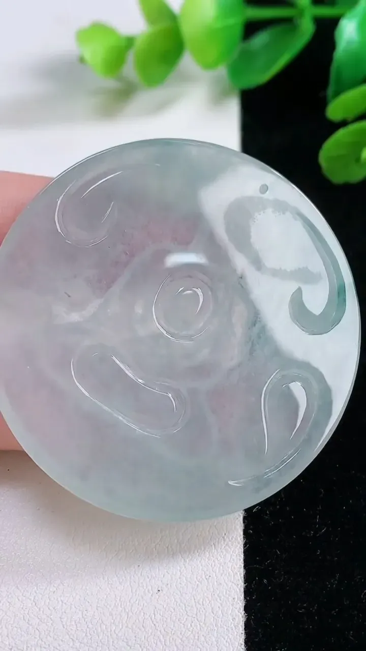 天然A货翡翠飘花大日如来吊坠，尺寸 49-4.6，重:23.65g
11月29日