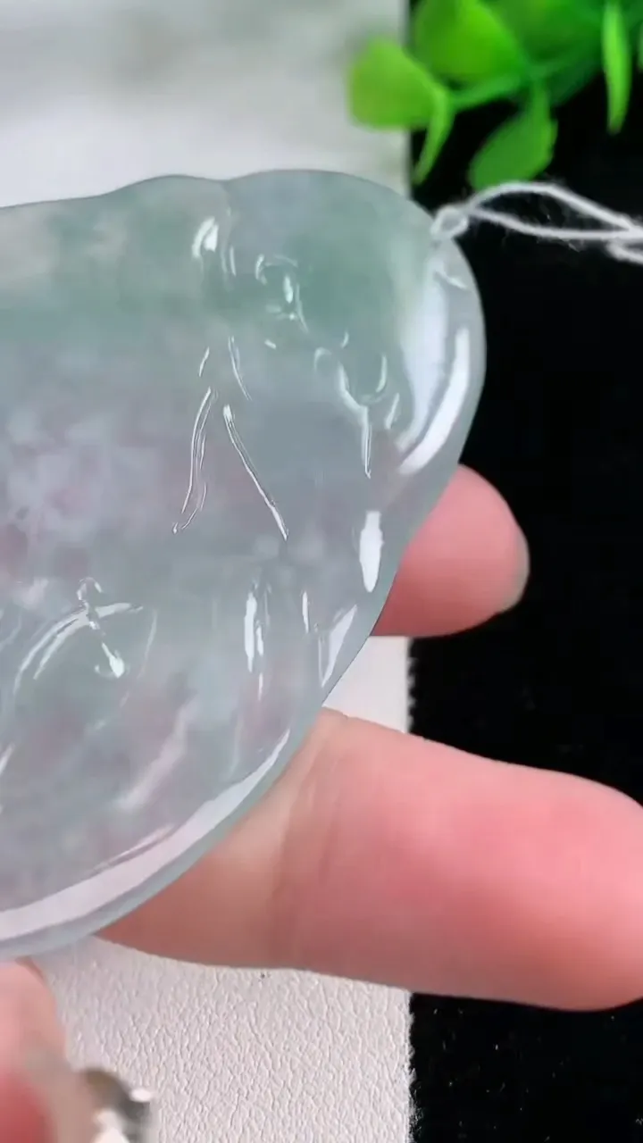 天然A货翡翠梅花鹿吊坠，尺寸71-43-4，重量:26.45g
11月29日