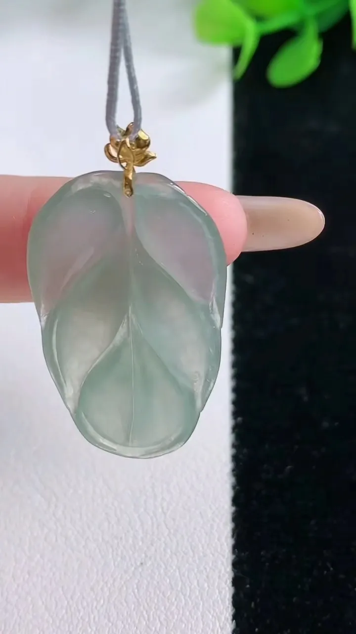 天然A货翡翠金枝玉叶 叶子吊坠，尺寸34-19.2-4，重量:5.05g
11月29日