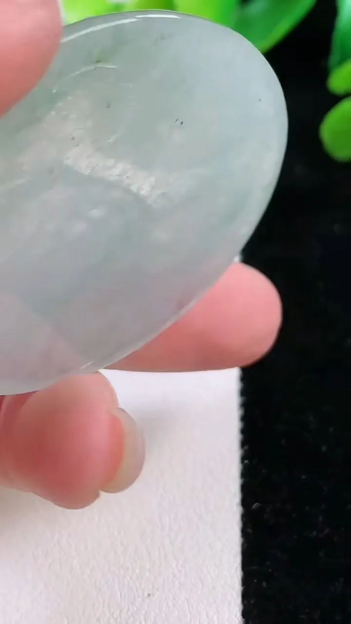 天然A货翡翠飘花祥龙观音菩萨吊坠，尺寸 48-39.3-5.2，重:19.71g
11月29日