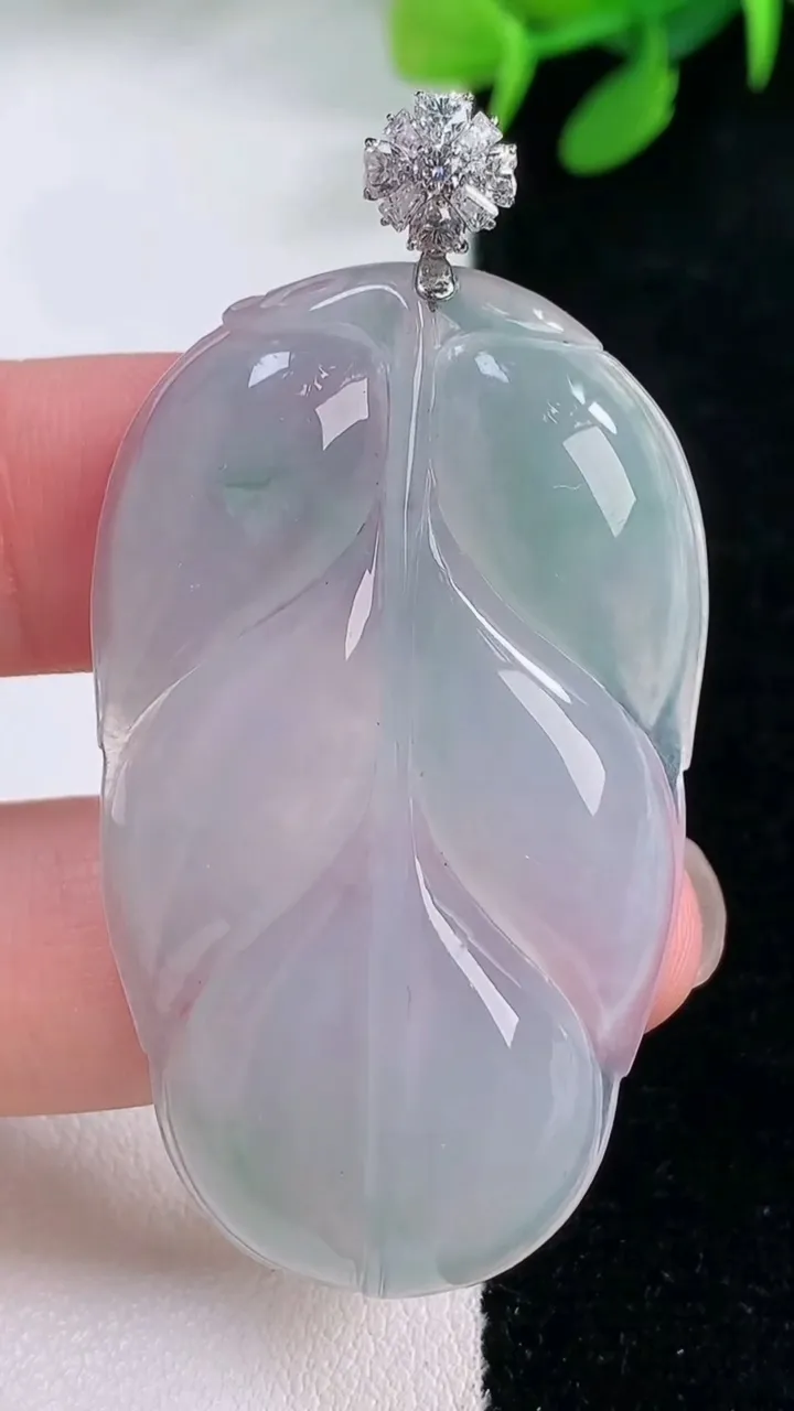 天然A货翡翠种飘花金枝玉叶 叶子吊坠，尺寸47.5-28.6-5.2，重量:13.85g
11月29日