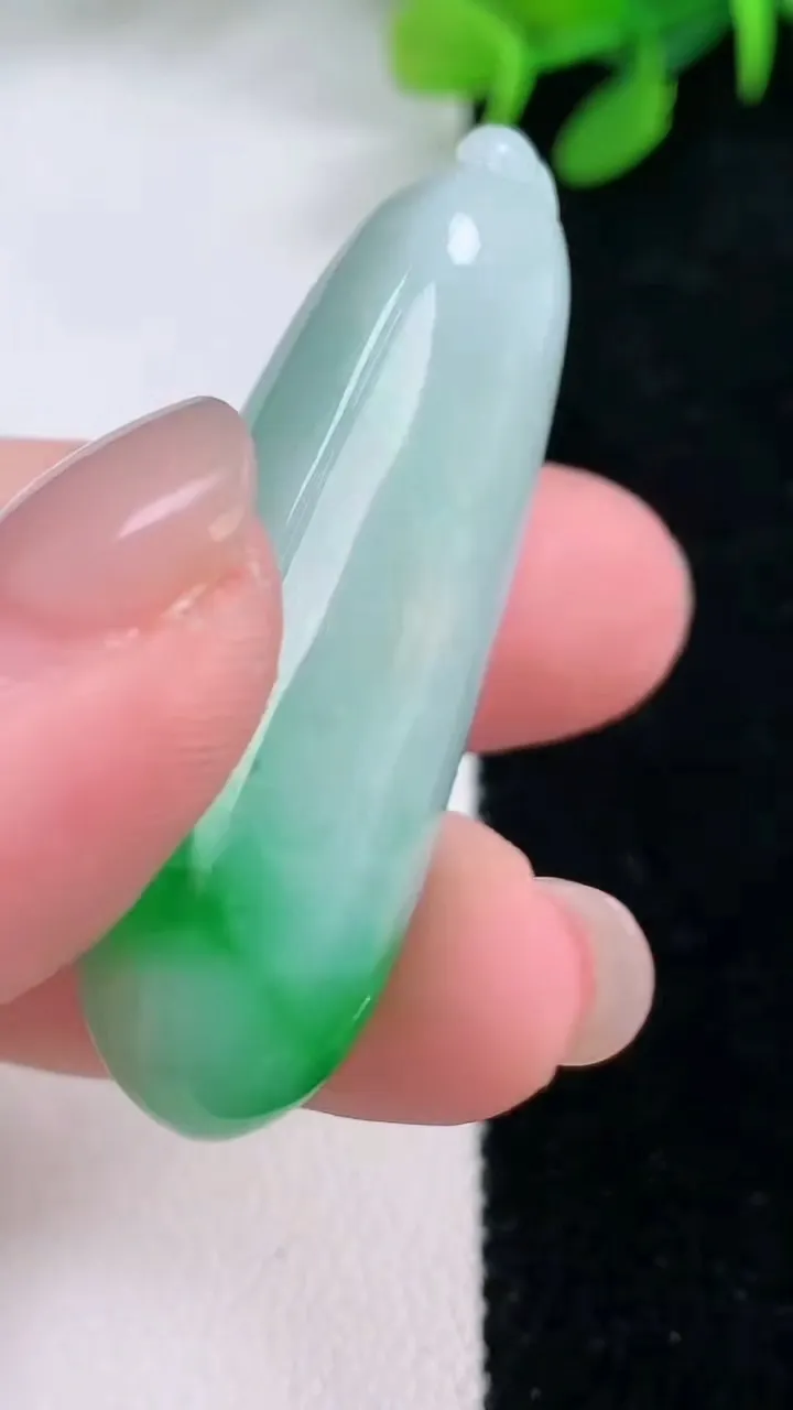 天然A货翡翠福瓜吊坠，尺寸45.4-19-12.6，重量:18.97g
11月29日