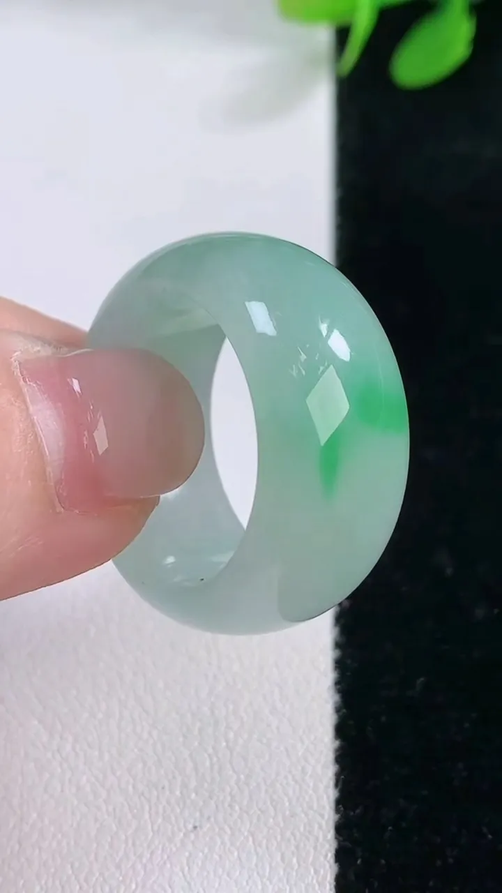 天然A货翡翠指环扳指，尺寸18.7-11.7-4，重量:11.33g2025年11月29日
工厂直销收藏佳品,种好水足，色泽均匀，有种有色，上手高大气！