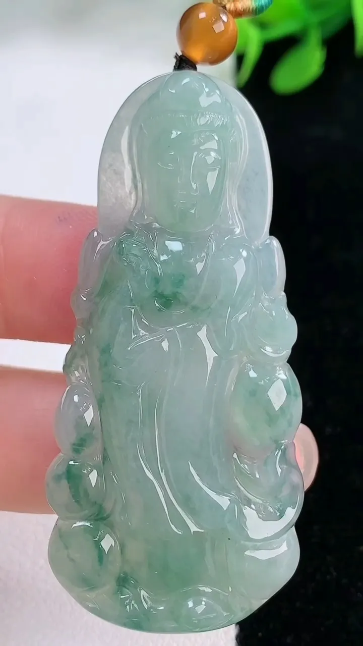 天然A货翡翠冰种飘花观音菩萨吊坠，尺寸55.3-24-5.5，重量:14.88g
11月29日