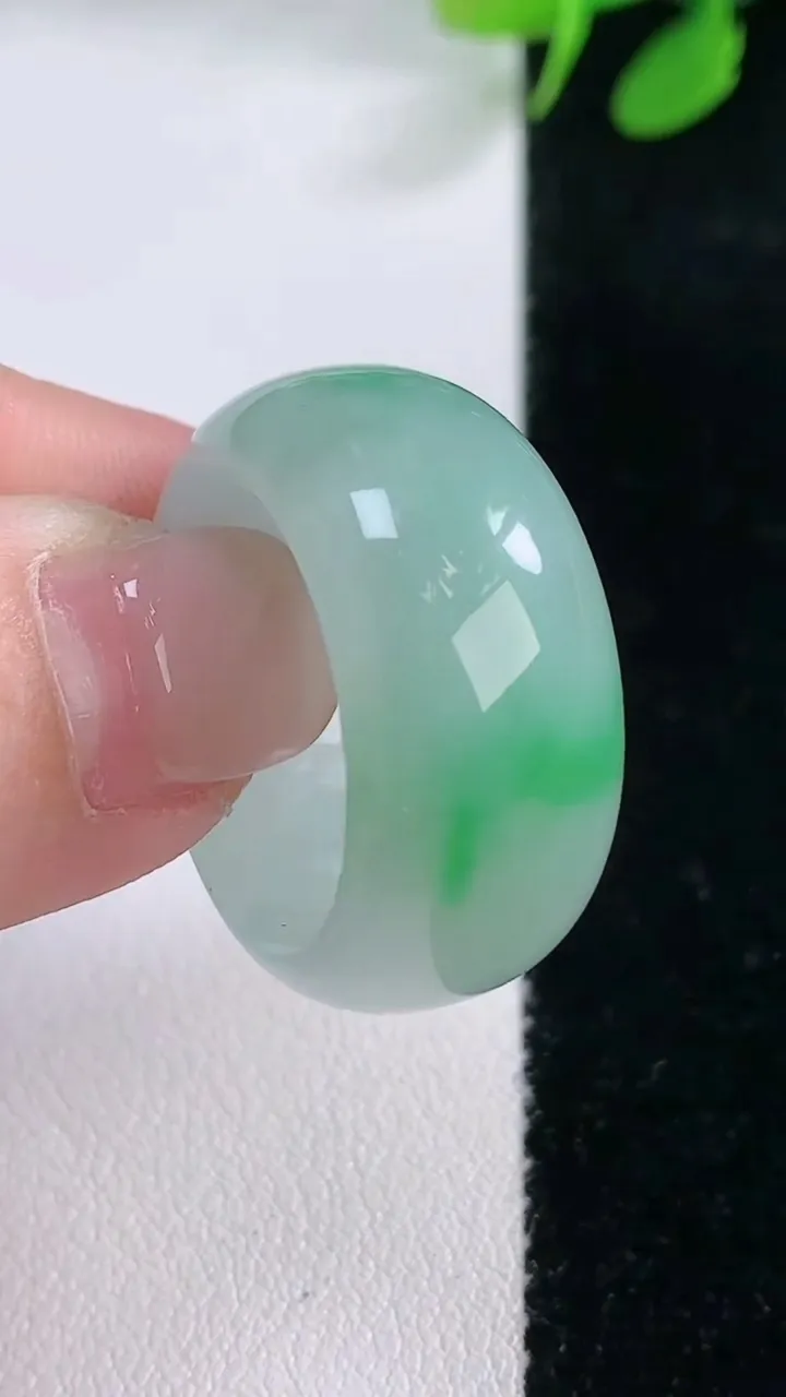 天然A货翡翠指环扳指，尺寸18.7-11.7-4，重量:11.33g2025年11月29日
工厂直销收藏佳品,种好水足，色泽均匀，有种有色，上手高大气！