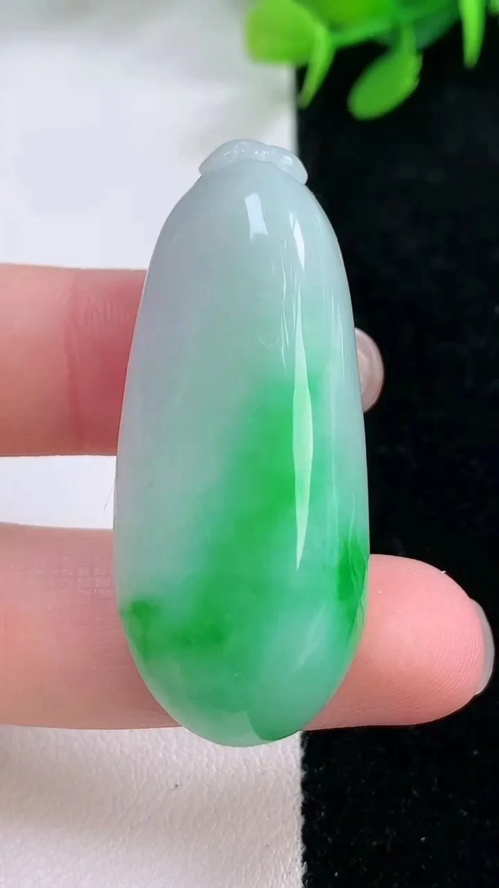 天然A货翡翠福瓜吊坠，尺寸45.4-19-12.6，重量:18.97g
11月29日