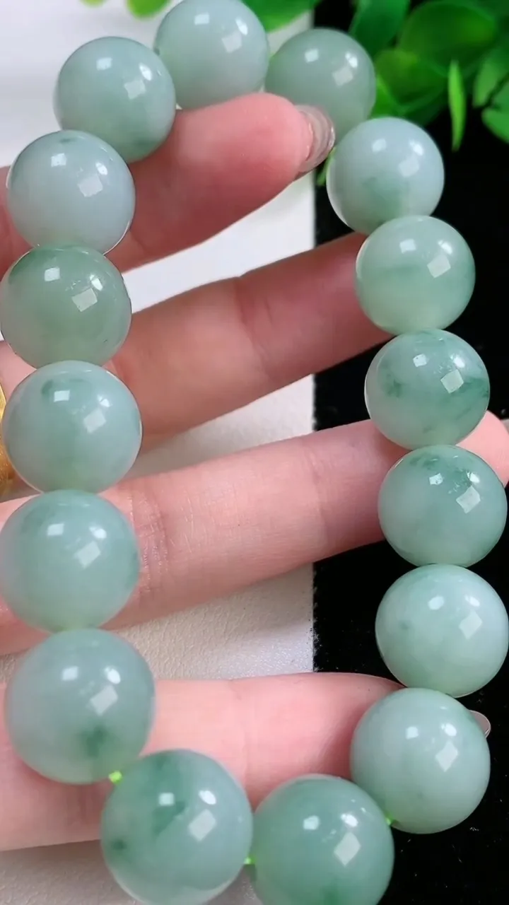 天然A货翡翠飘花圆珠手串，尺寸13-16颗，重量:62.29g11月29日
工厂直销收藏佳品,种好水足，色泽均匀，有种有色，上手高大气！