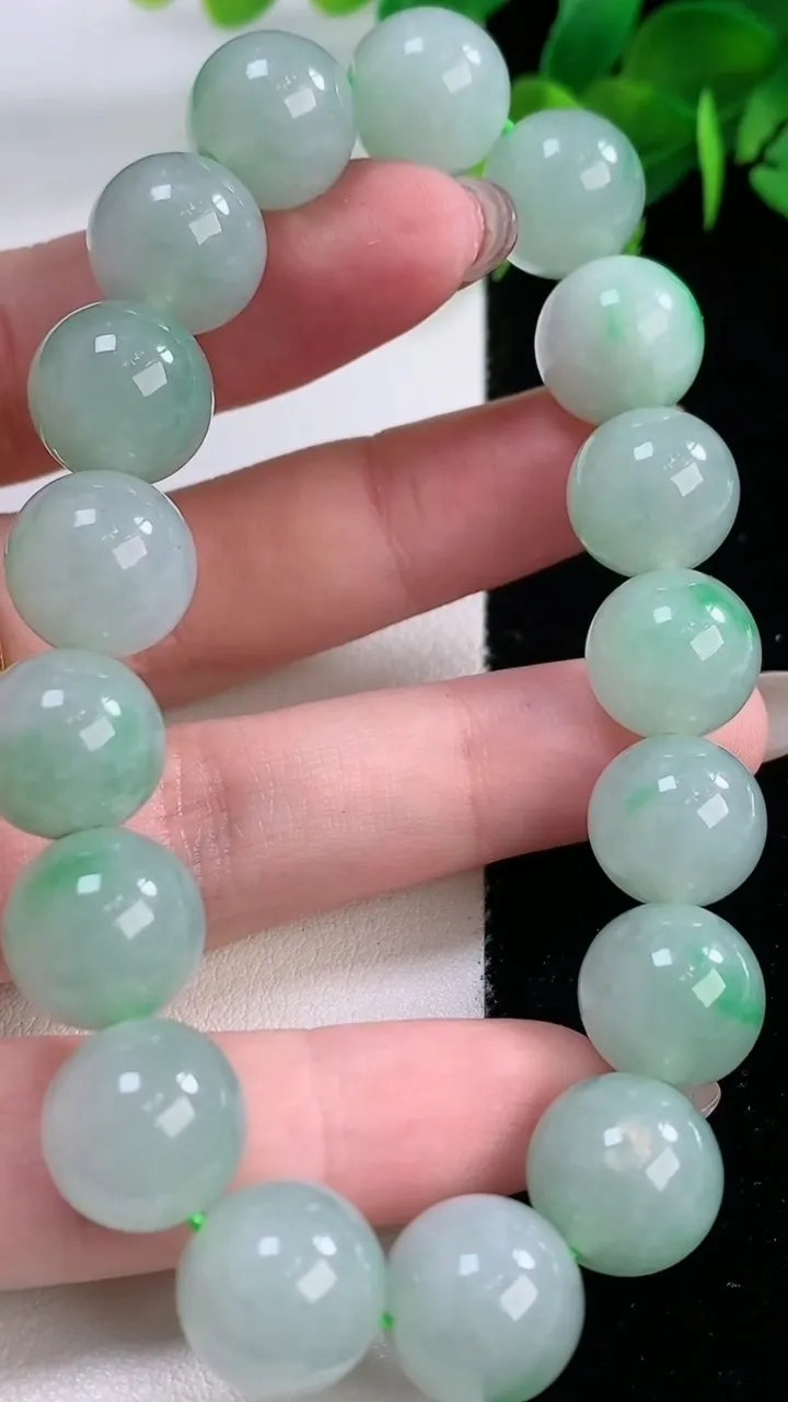 天然A货翡翠圆珠手串，尺寸12-17颗，重量:52.37g11月29日
工厂直销收藏佳品,种好水足，色泽均匀，有种有色，上手高大气！