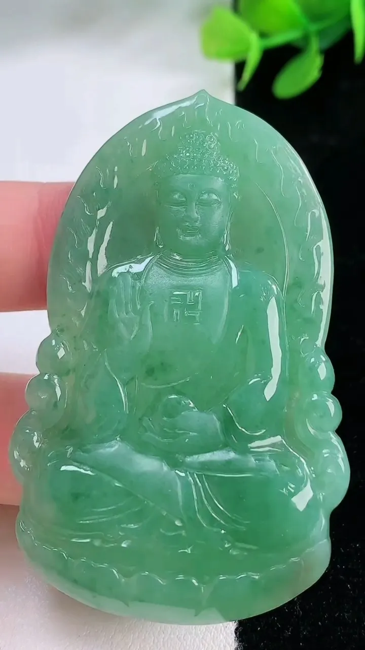 天然A货翡翠阿弥陀佛吊坠，尺寸60.4-38-5.7，重量:26.19g
11月29日