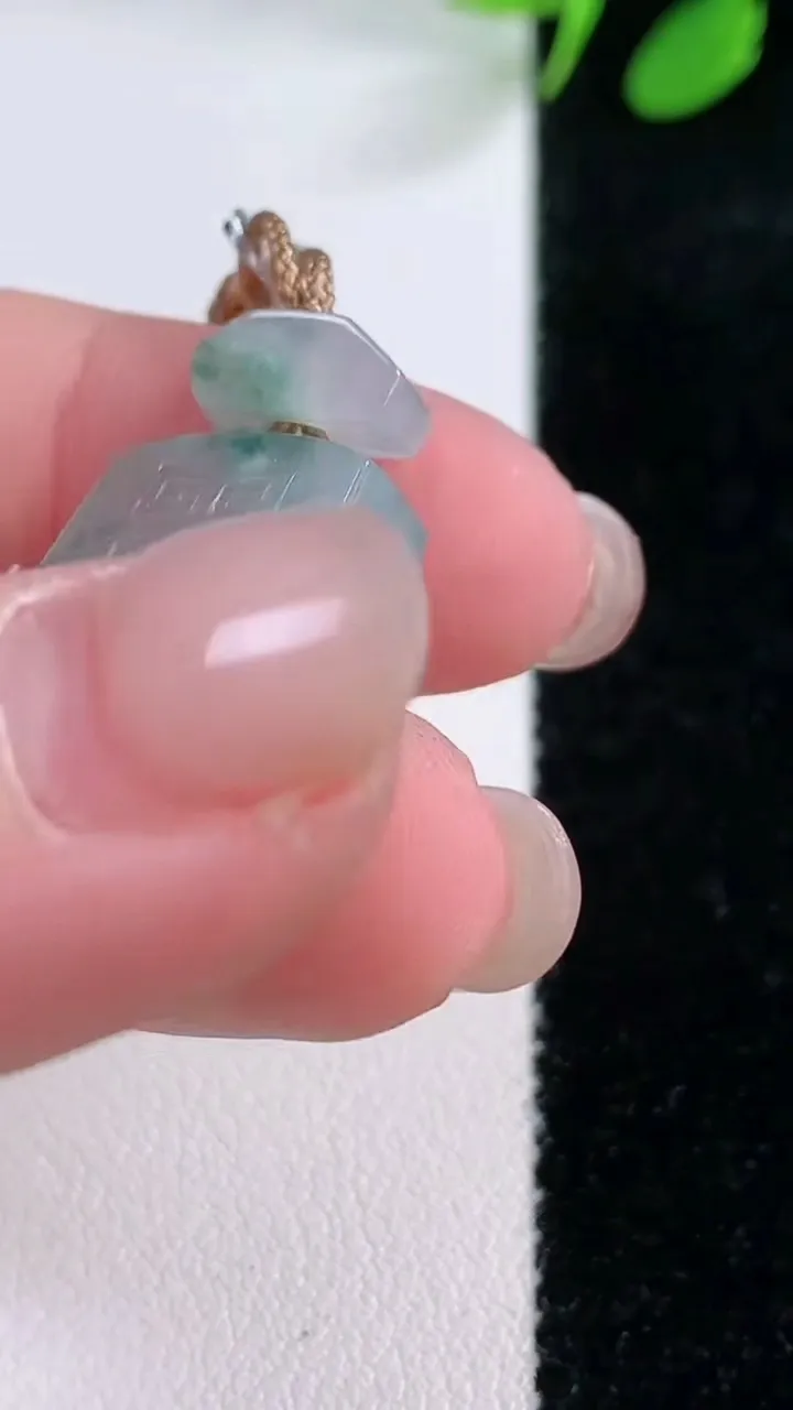 天然A货翡翠冰种飘花仿古无事牌吊坠，尺寸18.8-17-5.6，重量:5.97g
11月29日