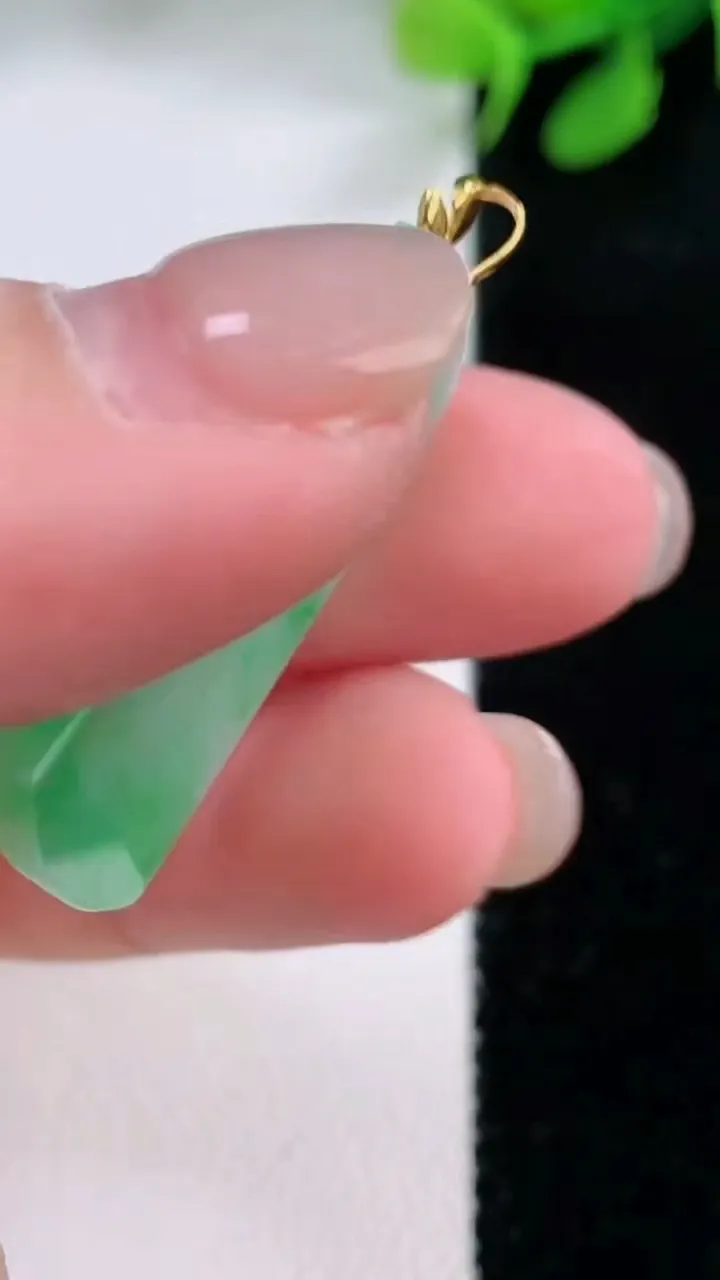 天然A货翡翠无事牌吊坠，尺寸31.4-20.2-2.4，重量:4.29g
11月29日