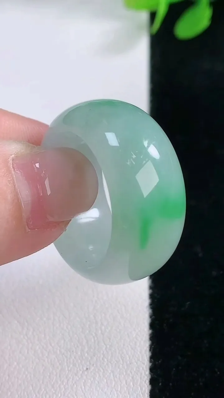 天然A货翡翠指环扳指，尺寸18.7-11.7-4，重量:11.33g2025年11月29日
工厂直销收藏佳品,种好水足，色泽均匀，有种有色，上手高大气！