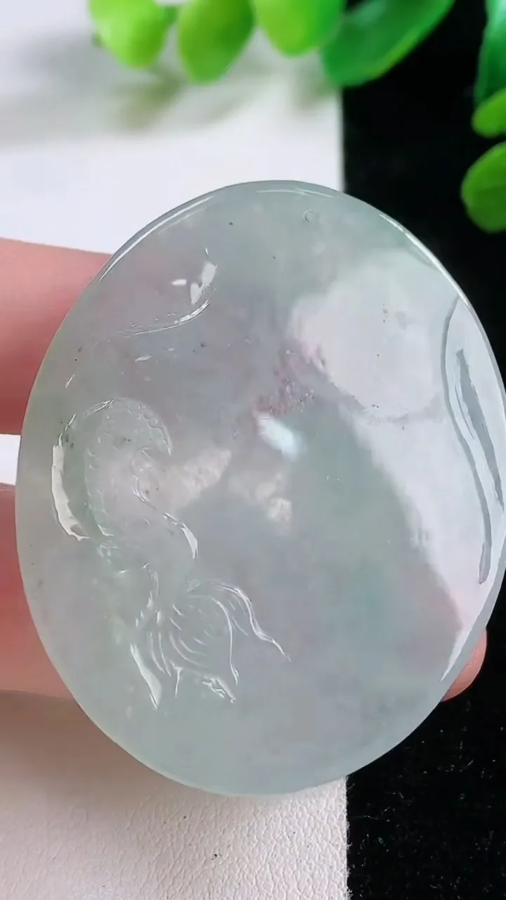 天然A货翡翠飘花祥龙观音菩萨吊坠，尺寸 48-39.3-5.2，重:19.71g
11月29日