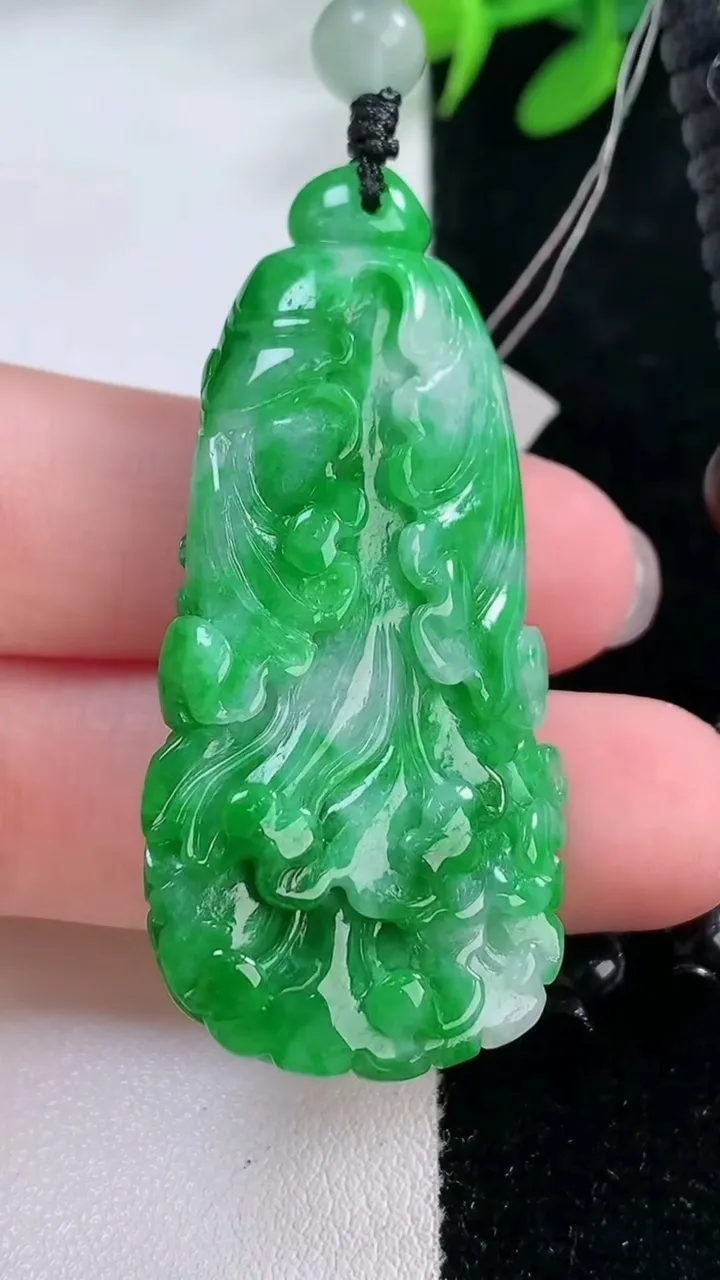 天然A货翡翠白菜吊坠，尺寸48.8-23.5-9.6，重量:20.00g
11月29日