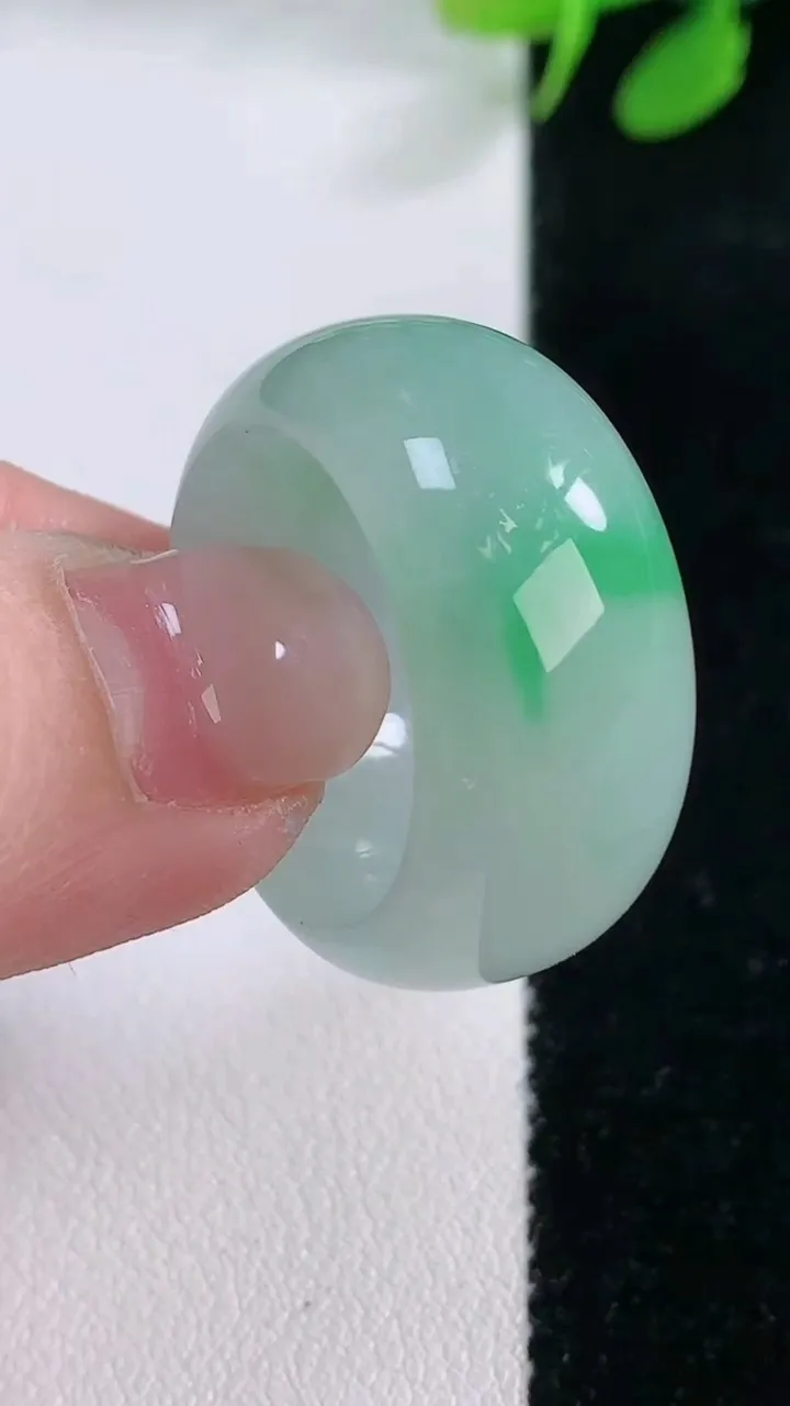 天然A货翡翠指环扳指，尺寸18.7-11.7-4，重量:11.33g2025年11月29日
工厂直销