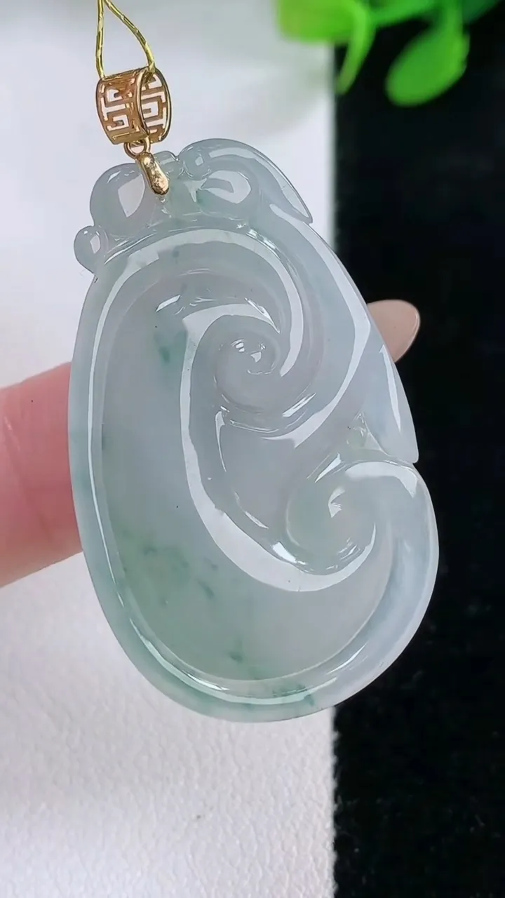 天然A货翡翠种飘花如意吊坠，尺寸38.4-23.4-5.9，重量:9.62g
11月29日