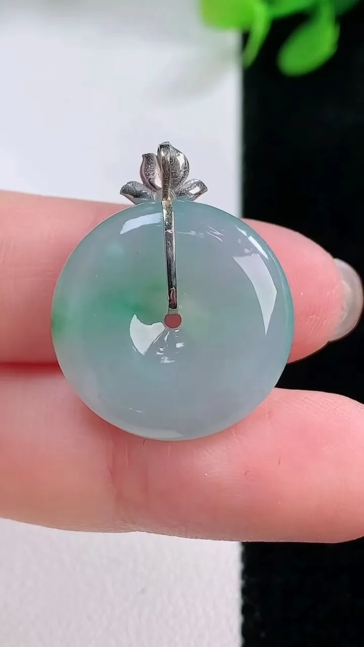 天然A货翡翠平安扣吊坠，尺寸20.7-4.8，重量:4.70g
11月29日