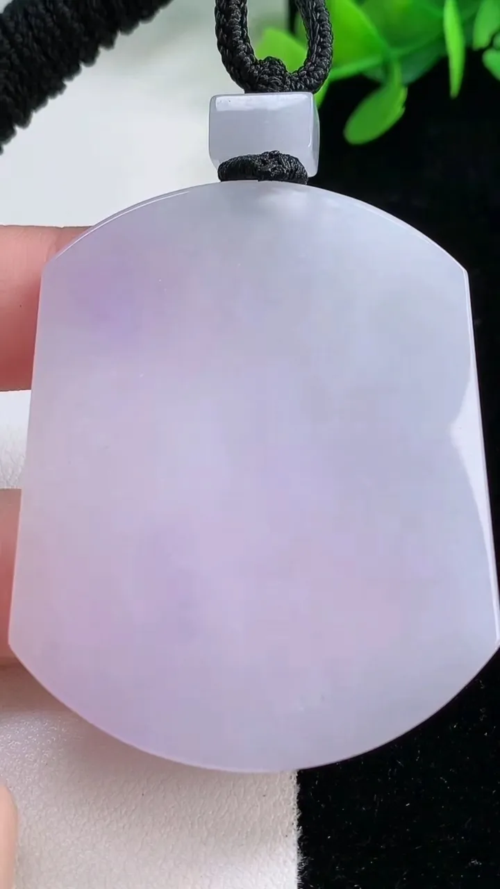 天然A货翡翠紫罗兰无事牌吊坠，尺寸52.4-42.6-5.8，重量:43.07g
11月29日