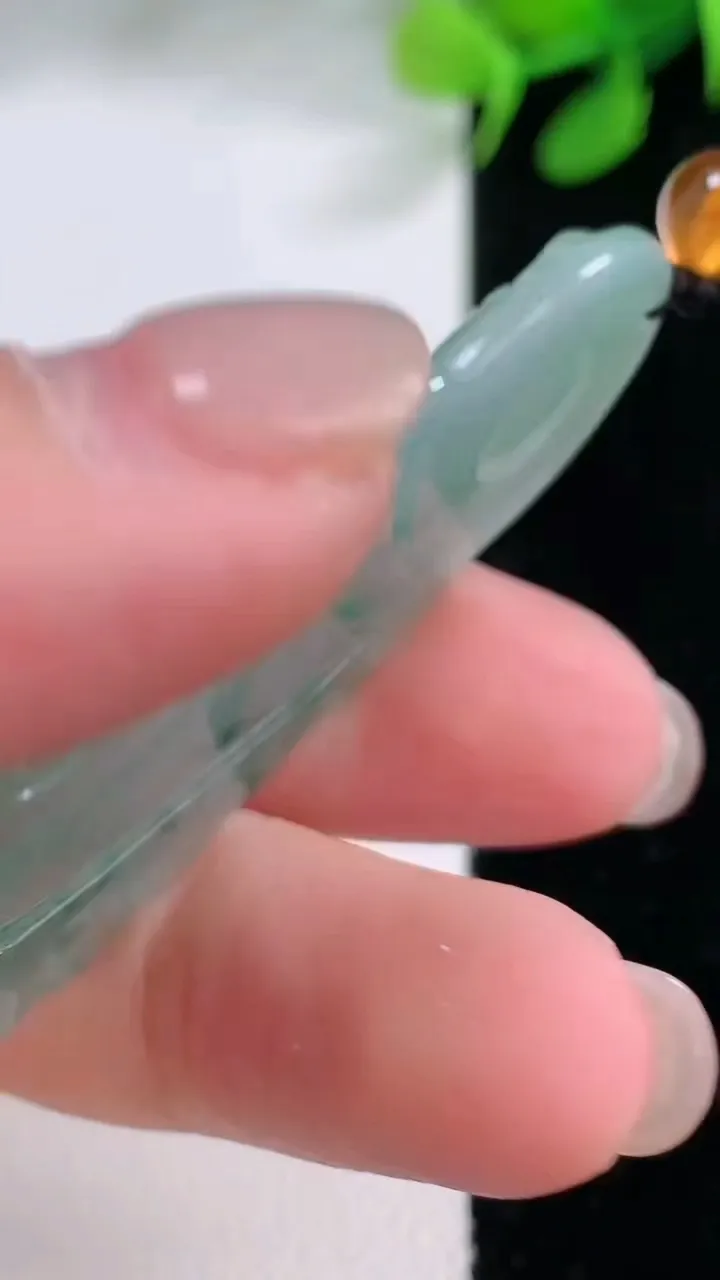 天然A货翡翠冰种飘花观音菩萨吊坠，尺寸55.3-24-5.5，重量:14.88g
11月29日