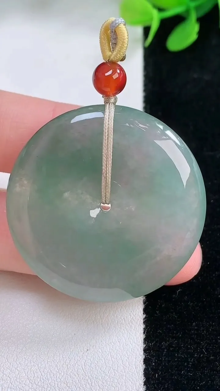 天然A货翡翠平安扣吊坠，尺寸37.5-5.9，重量:19.20g
11月29日