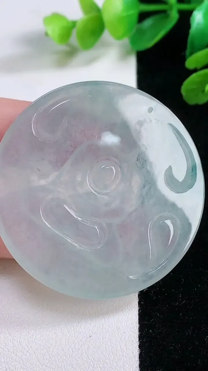 天然A货翡翠飘花大日如来吊坠，尺寸 49-4.6，重:23.65g
11月29日