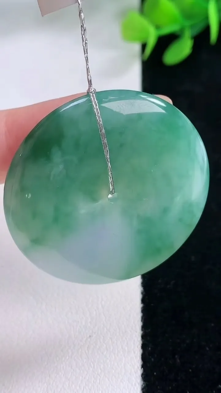 天然A货翡翠平安扣吊坠，尺寸38.5-6，重量:19.42g
11月29日