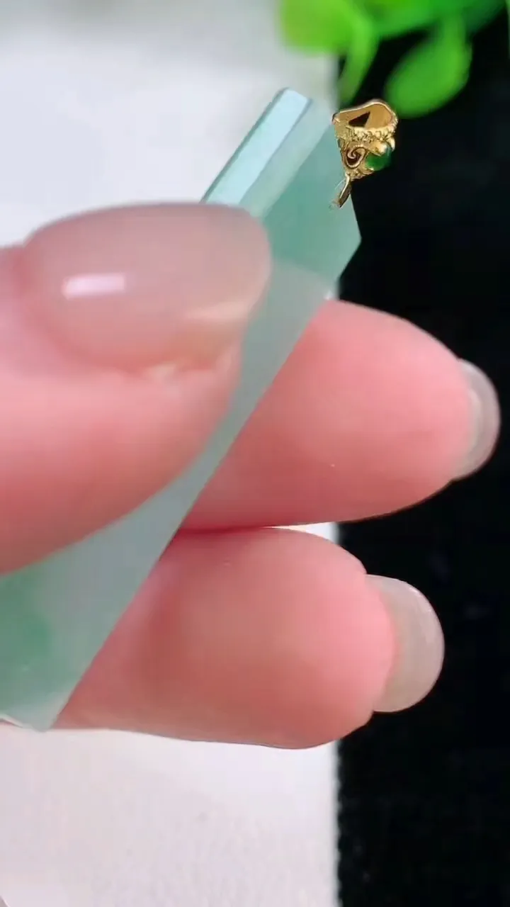 天然A货翡翠无事牌吊坠，尺寸35.4-17.7-3.2，重量:6.89g
11月29日